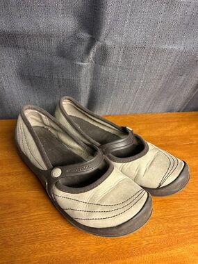 Crocs Womens Mary Jane Shoes Size 7 Comfort Casual Everyday in Taupe and Brown
